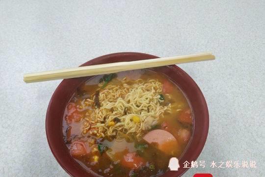 学校食堂煮泡面