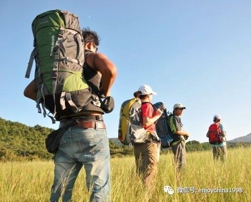 太阳能背包用于户外登山或旅行