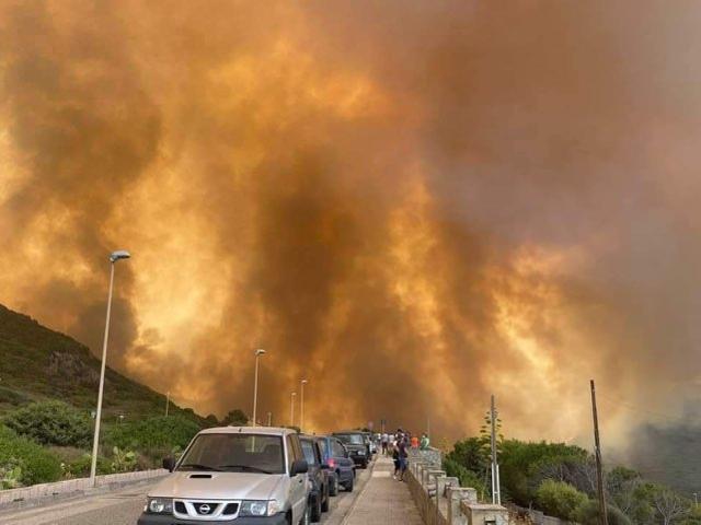 是的，沙特确实遭受了罕见的暴雨和冰雹侵袭。据报道，这次极端天气事件导致沙特多个地区受到严重影响，包括首都利雅得等地。暴雨引发洪水，导致道路封闭、交通瘫痪，以及部分地区的房屋和基础设施受到损坏。此外，冰雹也给一些地区带来了额外的破坏。这次极端天气事件提醒人们，即使是干旱的沙漠地区，也可能受到极端天气事件的影响。，以上信息仅供参考，如需了解更多信息，请查阅相关新闻报道。同时，面对自然灾害时，我们要保持警惕，注意自身安全。