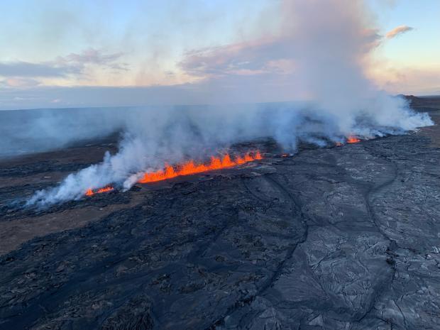 是的，夏威夷一座火山连续喷了三天。据夏威夷火山观测站报道，当地时间2023年夏威夷时间午夜时分，夏威夷的基拉韦厄火山开始喷发，并且持续了三天之久。这次喷发活动产生了大量的烟雾和岩浆，对当地居民和环境造成了影响。这是该地区近期内的一次重要火山事件，引起了全球关注。请注意，火山喷发是一种自然现象，可能会对人们的生命安全和财产安全带来威胁。如果您身处火山活动区域，请务必密切关注当地政府和地质机构的警告和建议。