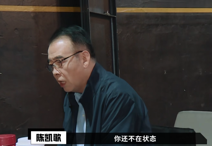 钟睒睒在被问及关于网络暴力的问题时表示，我不恨任何人。，他进一步提到，人生中难免会遇到一些误解和攻击，对此应该保持平和的心态，时间会证明一切。他还强调了专注于自己的事情的重要性，以及做好自己的本职工作，相信只要真心对待事业、对待他人，总会得到理解和认可。，钟睒睒的这番表态展现了他对于网络暴力的冷静和理性态度，同时也表达了他对于专注自身、真诚待人的坚定信念。