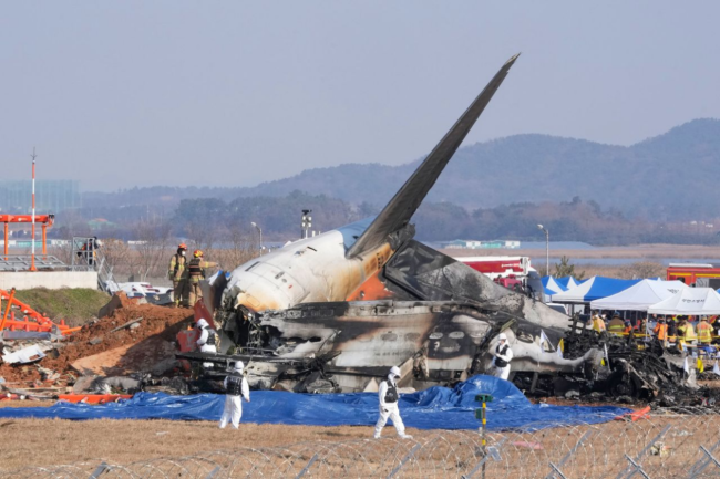 韩国消防部门针对失事客机的残骸起火问题进行了回应。消防部门表示，他们正在密切关注失事地点的情况，并采取了相应的措施应对可能出现的火灾。由于残骸在高温和易燃物的环境下容易引发火灾，消防部门已经做好了应对准备，并派遣了专业的消防队伍前往现场进行灭火工作。同时，消防部门也提醒公众注意自身安全，不要靠近失事地点，以免发生意外。至于起火的具体原因，还需要等待相关部门的进一步调查和分析。