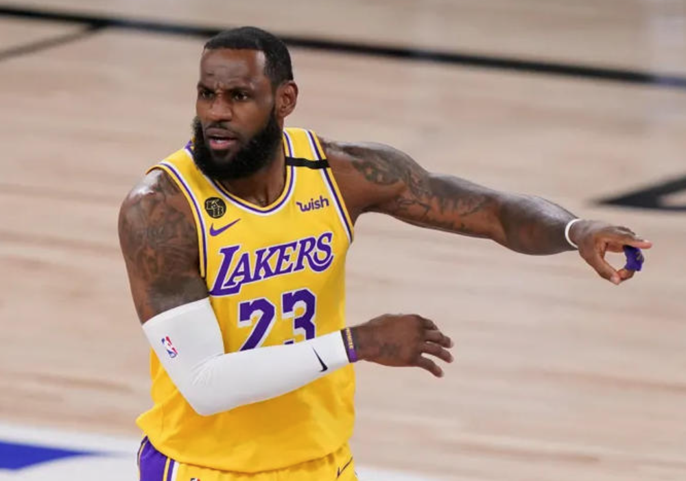 詹姆斯因伤缺席对阵国王是一个关于篮球运动员勒布朗·詹姆斯（LeBron James）因受伤无法参加一场特定的比赛的信息。，具体的情况可能会因时间、地点和詹姆斯的具体伤势而有所不同。如果是最近的事件，建议查阅最新的新闻报道或访问相关的体育网站以获取准确的信息。如果是过去的事件，可能需要查找相关的历史新闻报道或体育杂志以获取更多细节。