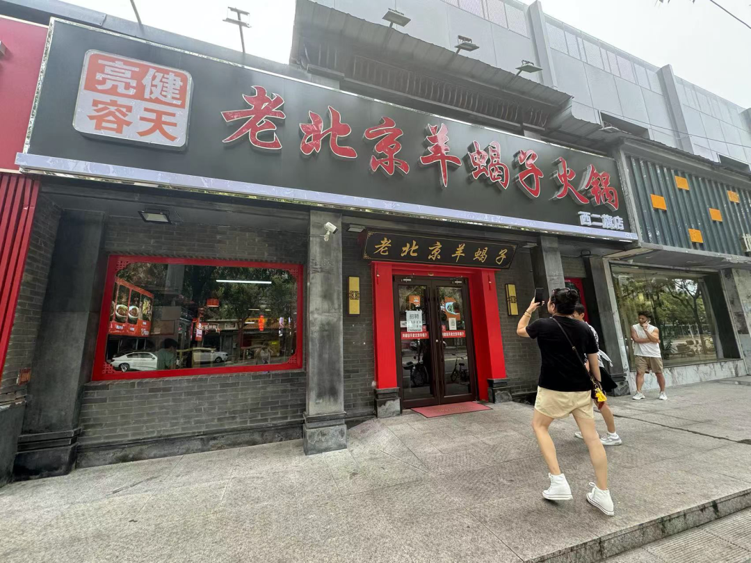 栾留伟的妻子表示会将店铺持续经营下去。这表明她对店铺的未来持有积极的态度，并愿意为此付出努力。这是一个关于个人决心和承诺的声明，表达了她的坚定信念和责任感。，请注意，我无法获取实时的个人信息或情况，因此无法确认栾留伟及其妻子的身份，也无法确认这一说法的具体背景和情境。如果您需要更详细或准确的信息，建议您通过官方渠道或相关可靠来源进行核实。