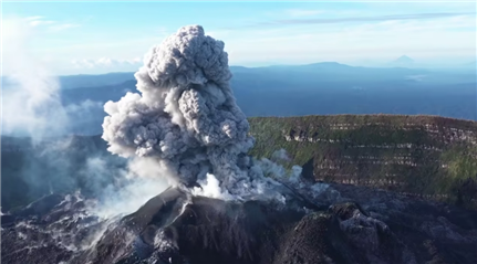 是的，据报道，印尼伊布火山发生了喷发，喷发出的灰柱高达3000米。建议您关注当地地震和火山喷发预警信息，以获取最新动态和潜在风险。同时，如果您身处火山附近地区，务必遵循当地政府和有关部门的安全指引和建议，确保自身安全。