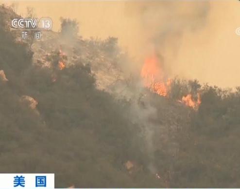 美国加州南部山火猛烈的原因主要有以下几点，，气候因素，加州南部地区的气候干燥，温度极高，极易引发山火。此外，该地区经常遭遇强烈的圣安娜风，风速极快，有助于火势的迅速扩散。，植被丰富，该地区植被茂盛，可燃物多，一旦着火，火势很容易蔓延。，地理条件，山地的地形复杂，坡度大，这也使得火势更容易在山间蔓延。，人为因素，野外露营、焚烧等行为也可能导致山火的发生和扩散。，总的来说，加州南部山火猛烈的原因是多方面的，包括气候、植被、地形和人为因素等。如需更多信息，可关注当地新闻或相关气象预警。