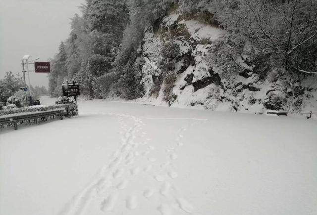 湖南岳阳幕阜山迎来2025年首场降雪