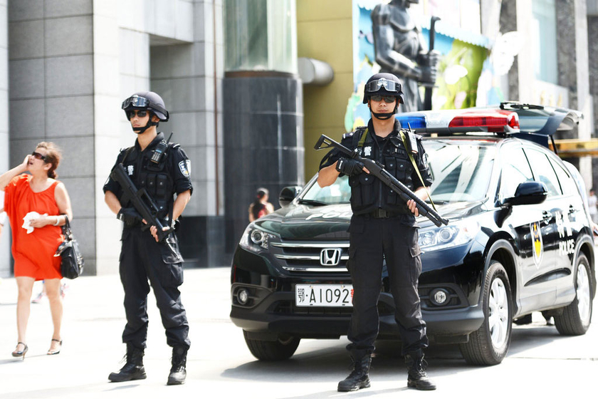 特警全副武装帅气出场表演节目